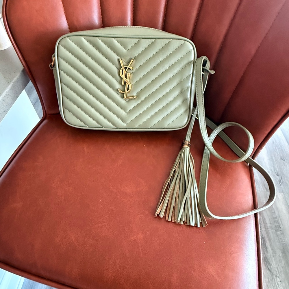 Like new cute crossbody **READ DESCRIPTION**